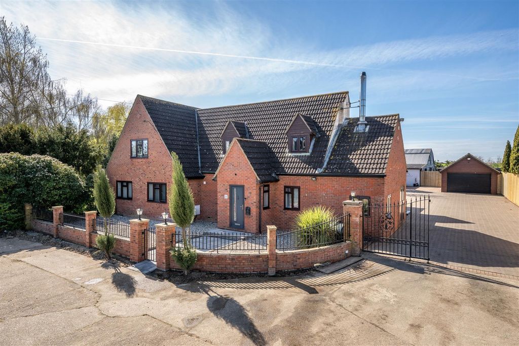 Property photo 1 of 34 260326 - 23 Spinney Road, Chawston - 01.Jpg