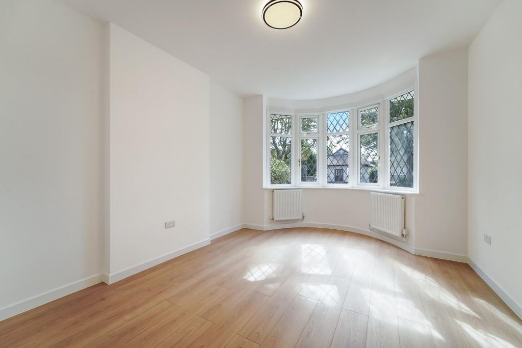 Property photo 3 of 20 Salisbury Road