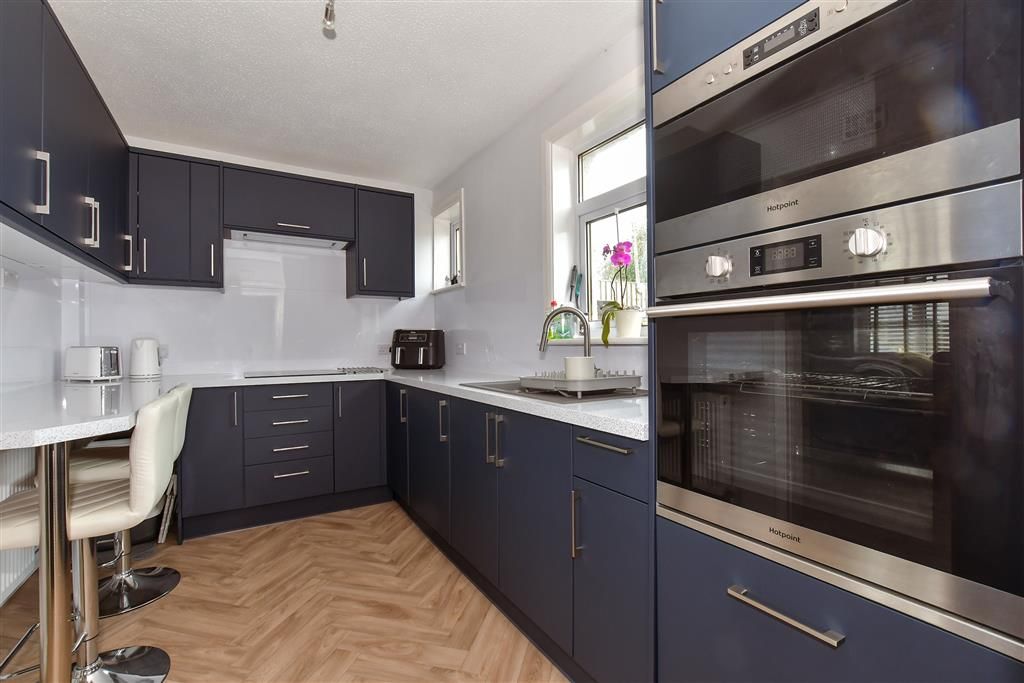 Property photo 3 of 11 Kitchen