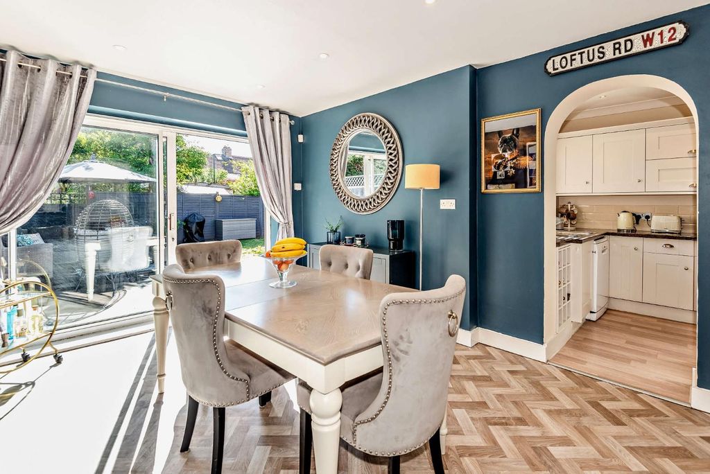 Property photo 2 of 23 8688551-Interior07-800.Jpg