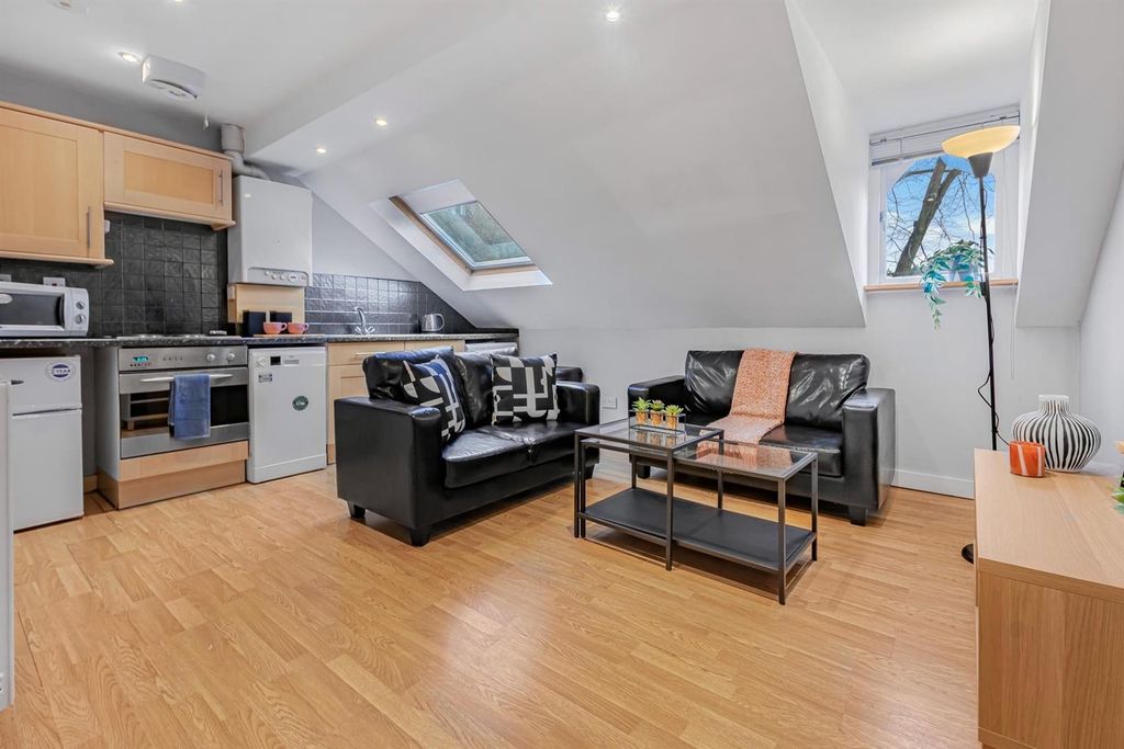 Property photo 1 of 9 Bright Open-Plan Living With Stylish Skylight...