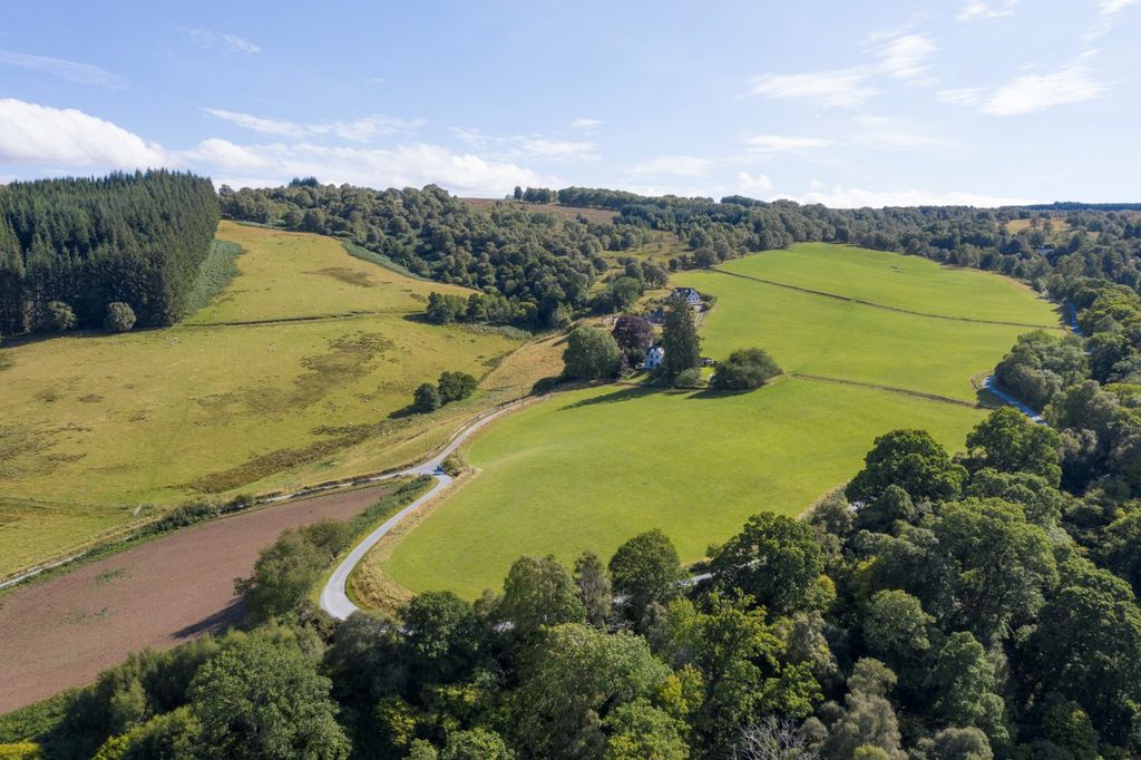 Property photo 1 of 7 Clunemore