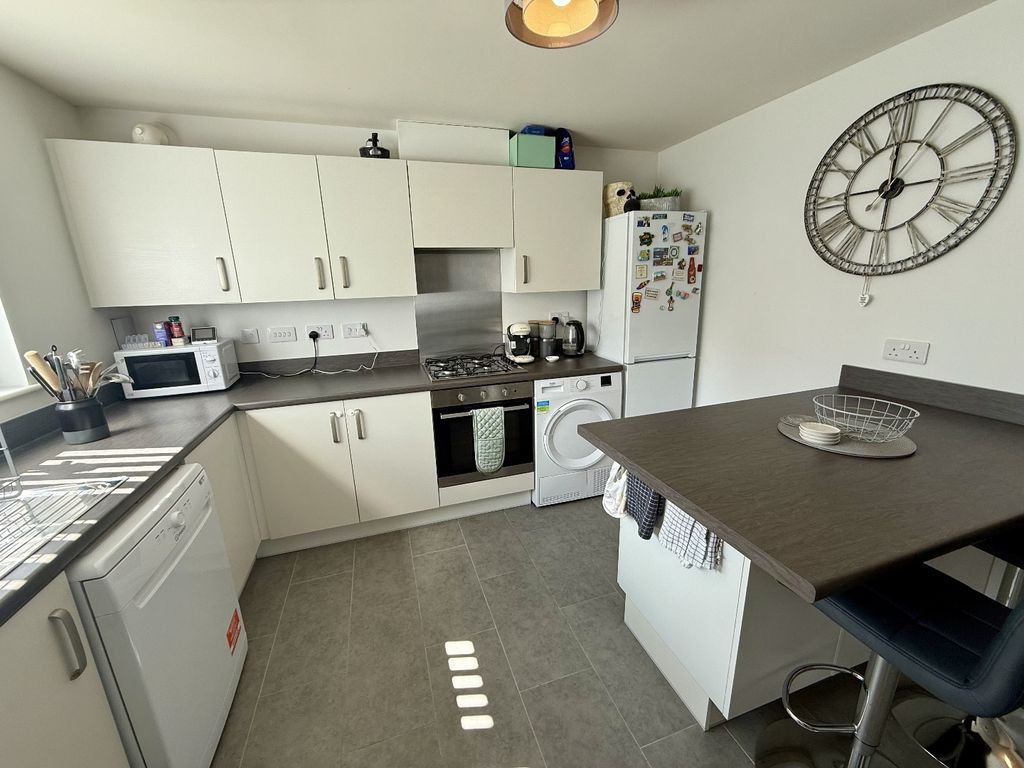 Property photo 3 of 8 Kitchen