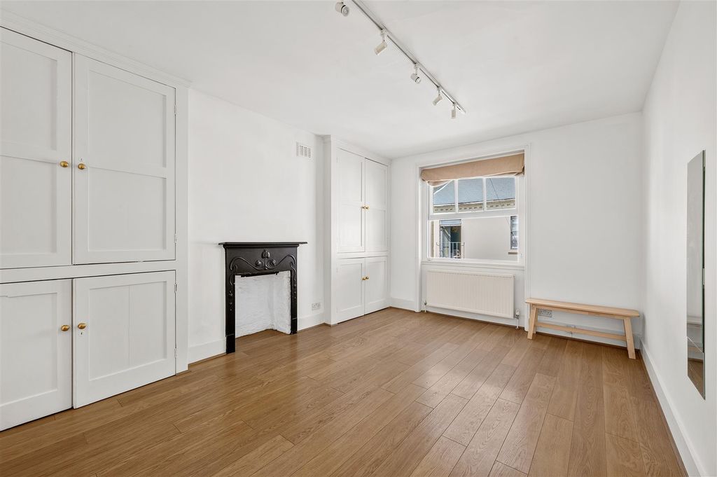 Property photo 2 of 8 Petersham Mews-4.Jpg