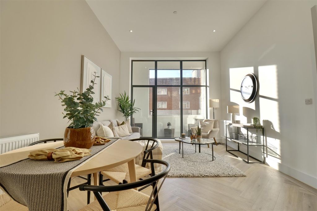 Property photo 3 of 12 Bd740625-325D-482C-A572-1D7F46D285D3_1_201_A.Jpeg