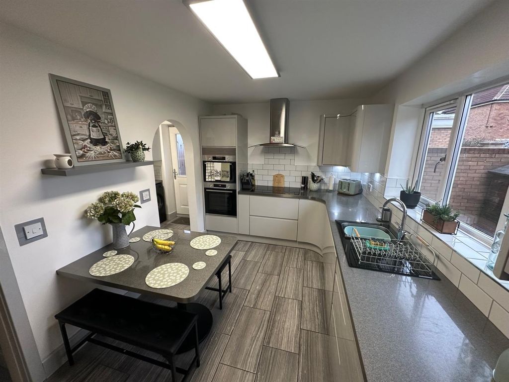 Property photo 2 of 30 8Cb14Aa6-F9cd-4B89-9129-70Aefdaf8cc9.Jpg