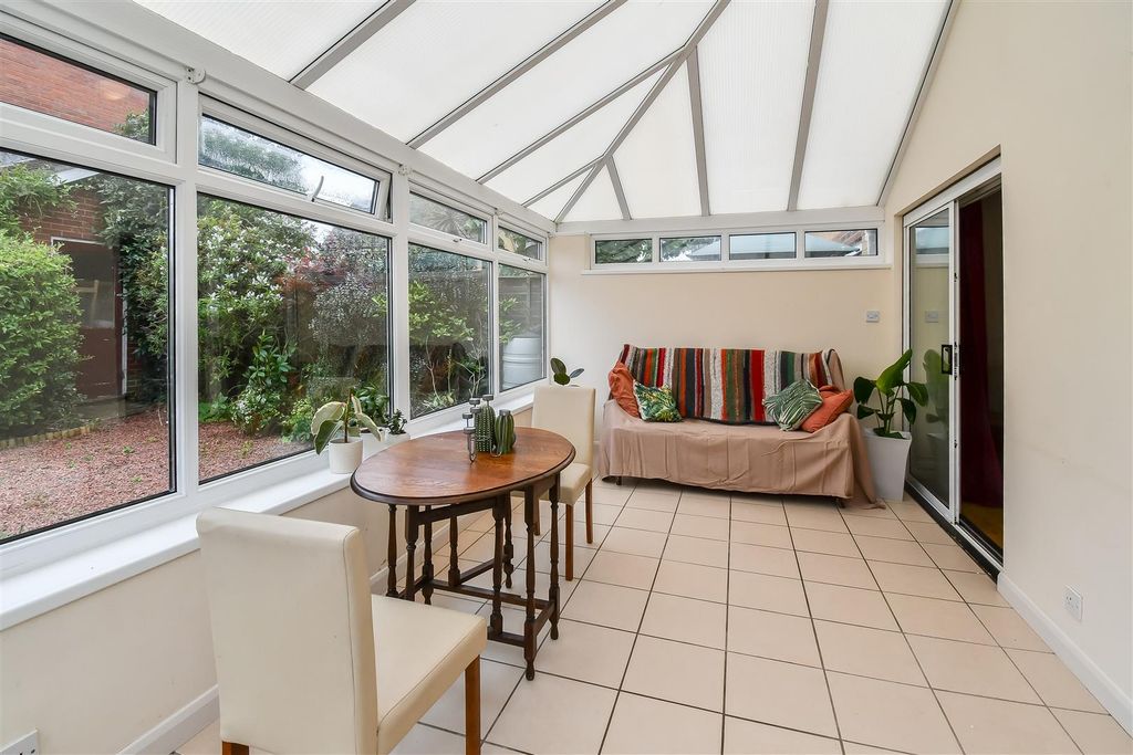 Property photo 3 of 31 Conservatory