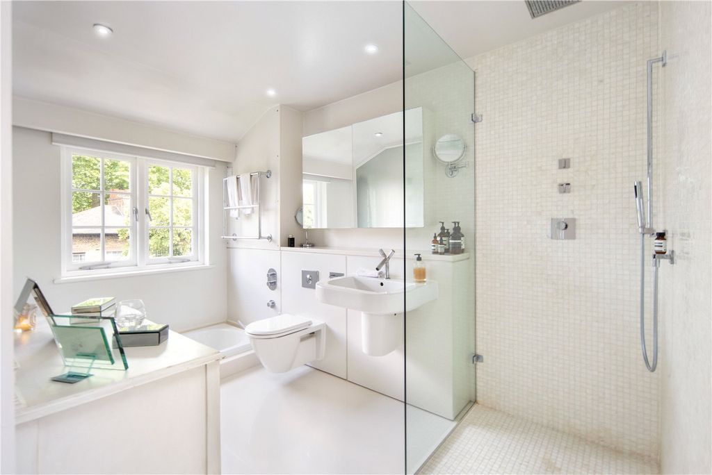Property photo 3 of 44 En-Suite