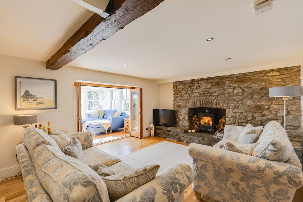 Property photo 2 of 26 Sitting Room