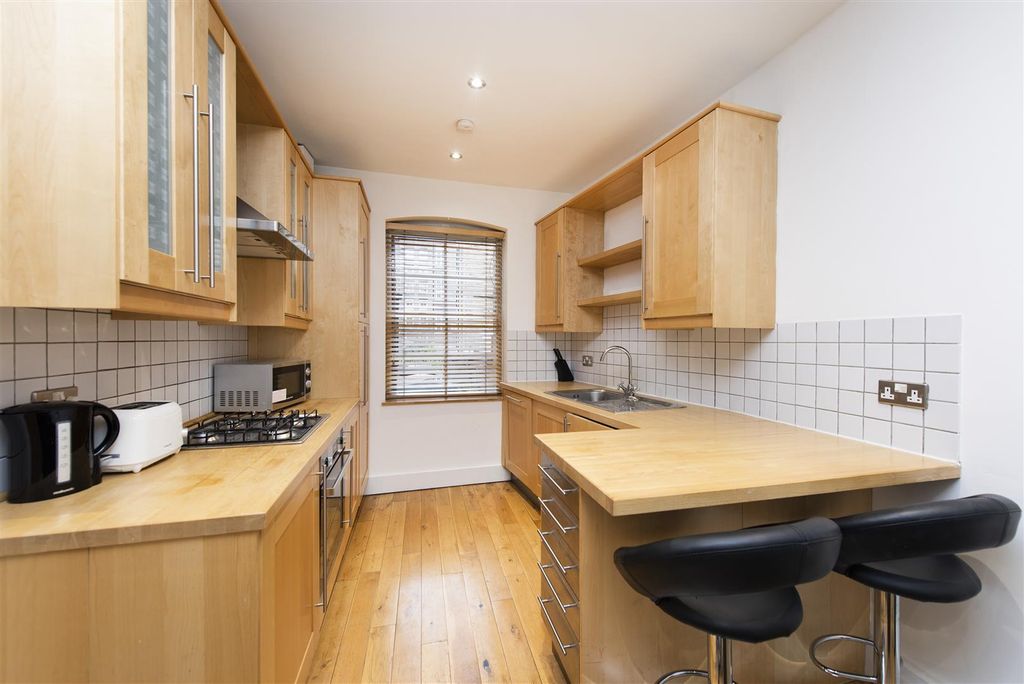 Property photo 1 of 10 Atlantis House
