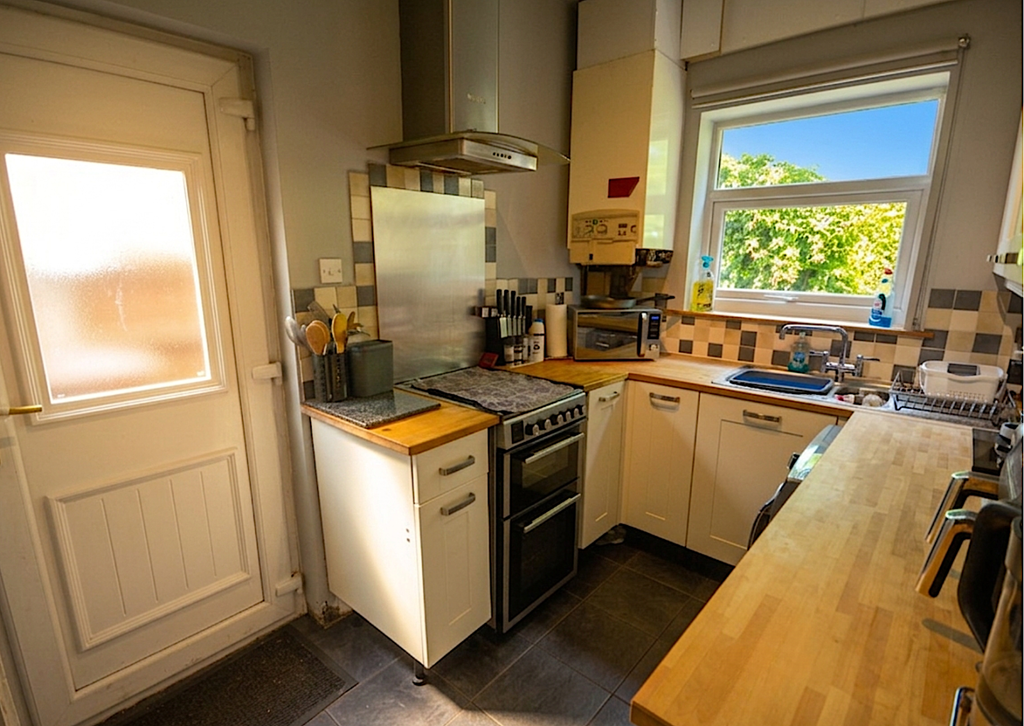 Property photo 3 of 11 Kitchen