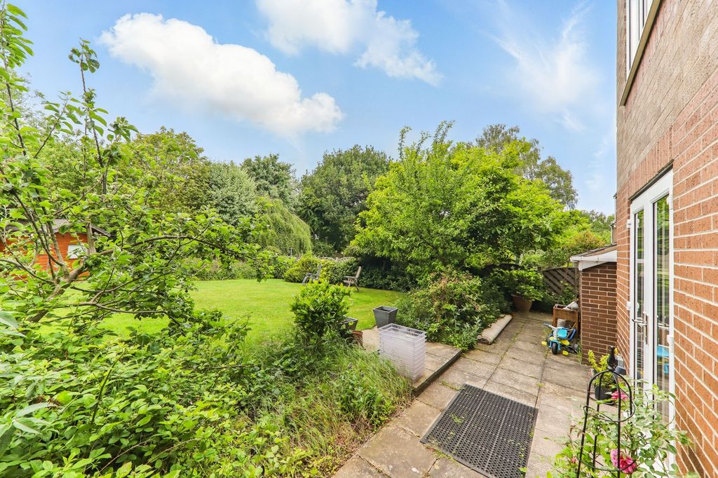 Property photo 3 of 25 Parkhead Close - Garden - Ewemove Wakefield