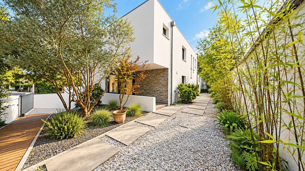 Property photo 1 of 18 Contemporary Architecture - 2015 - Pool And Large Garage