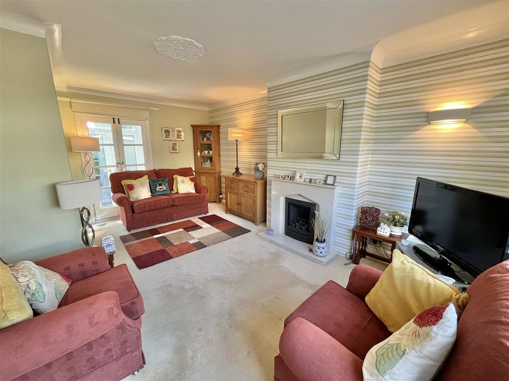 Property photo 3 of 12 Lounge