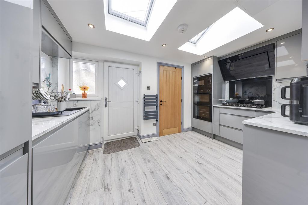 Property photo 1 of 22 Stunning Kitchen