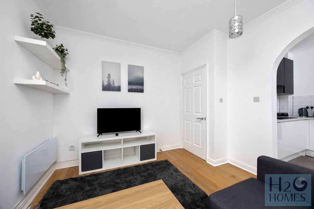 Property photo 3 of 14 Starboard Court, 34-005