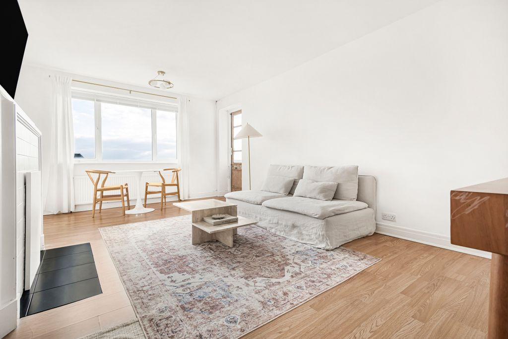 Property photo 3 of 24 20_49272.Jpg