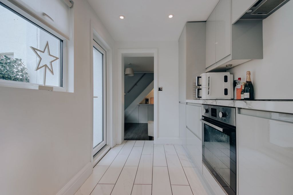 Property photo 3 of 14 Kitchen
