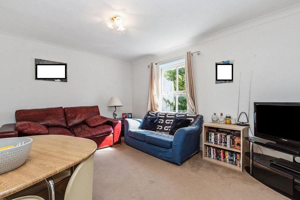 Property photo 3 of 7 5 Searle Court Cr4 3Sf Reception 2.Jpg
