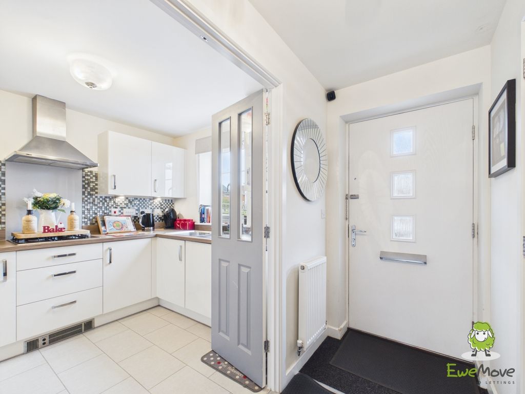 Property photo 2 of 18 Ewemove Estate Agents Basingstoke - Bye Crescent