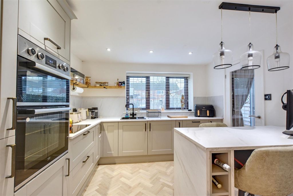 Property photo 3 of 14 Kitchen (5).Jpeg