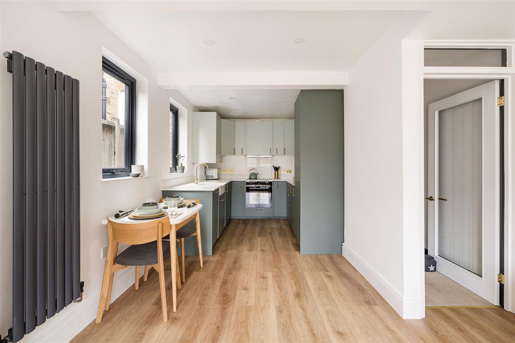 Property photo 3 of 25 Howard Road, E17