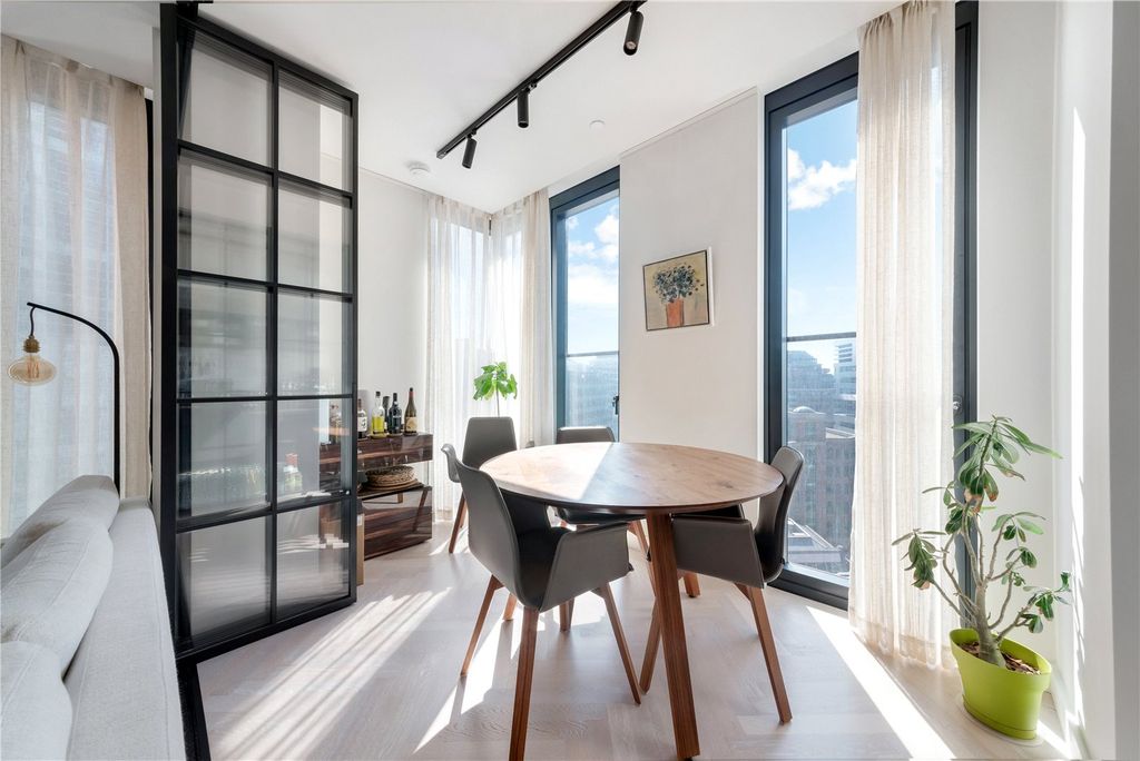 Property photo 3 of 16 One Crown Place