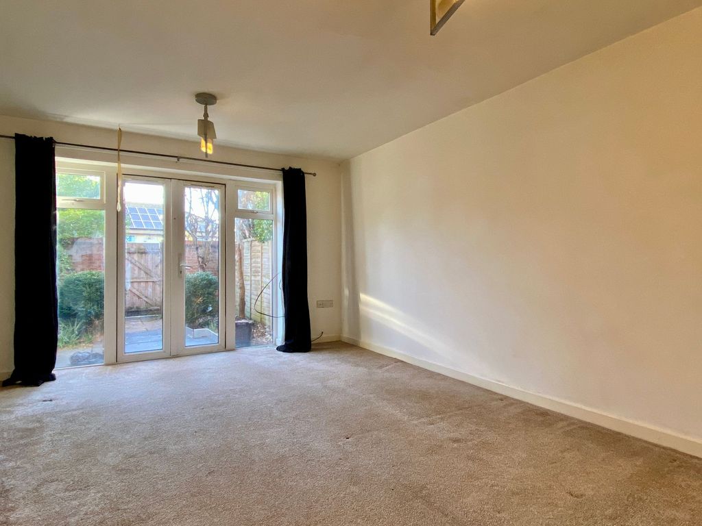 Property photo 3 of 6 Living Room