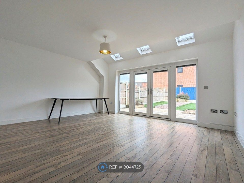 Property photo 3 of 25 Spacious Lounge