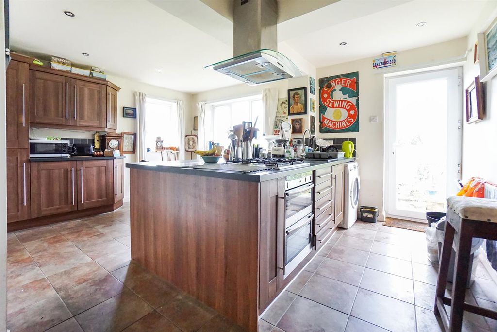 Property photo 3 of 40 Kitchen Diner