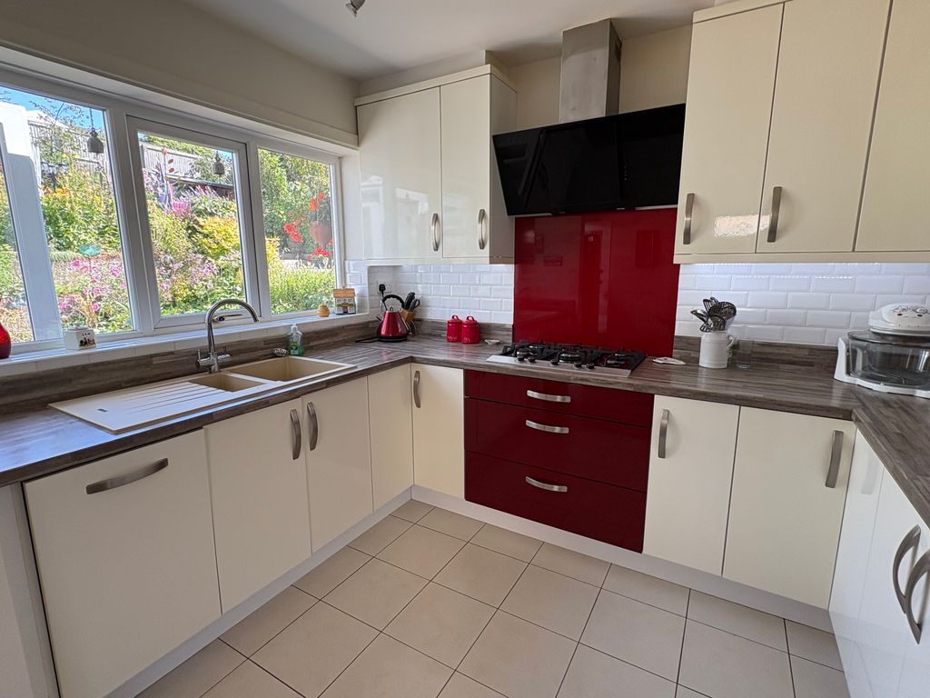 Property photo 3 of 27 Kitchen 1