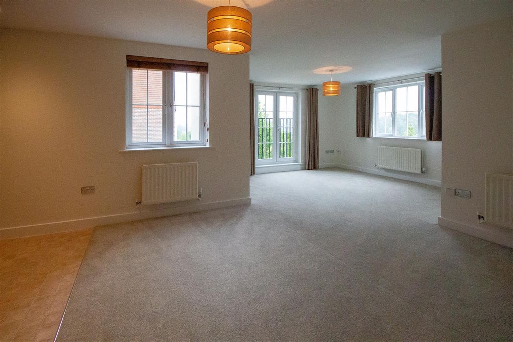 Property photo 3 of 12 8 Highbank - Living Room-3.Jpg