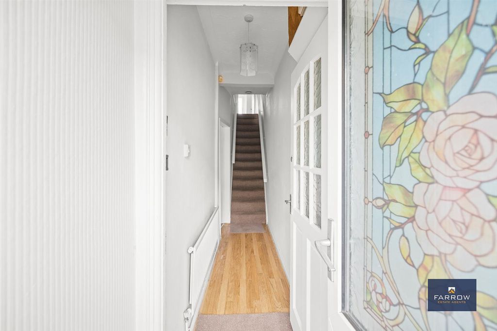 Property photo 2 of 21 Hallway
