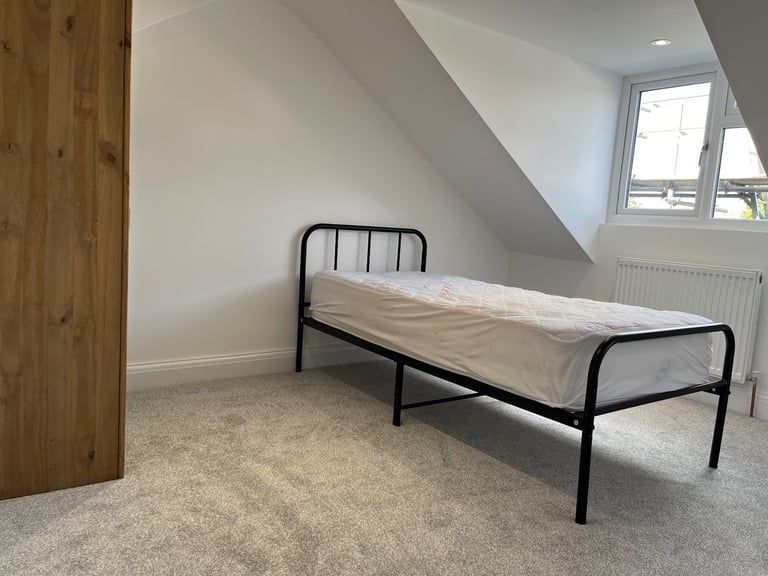 Property photo 1 of 17 Refurbished Bedsit