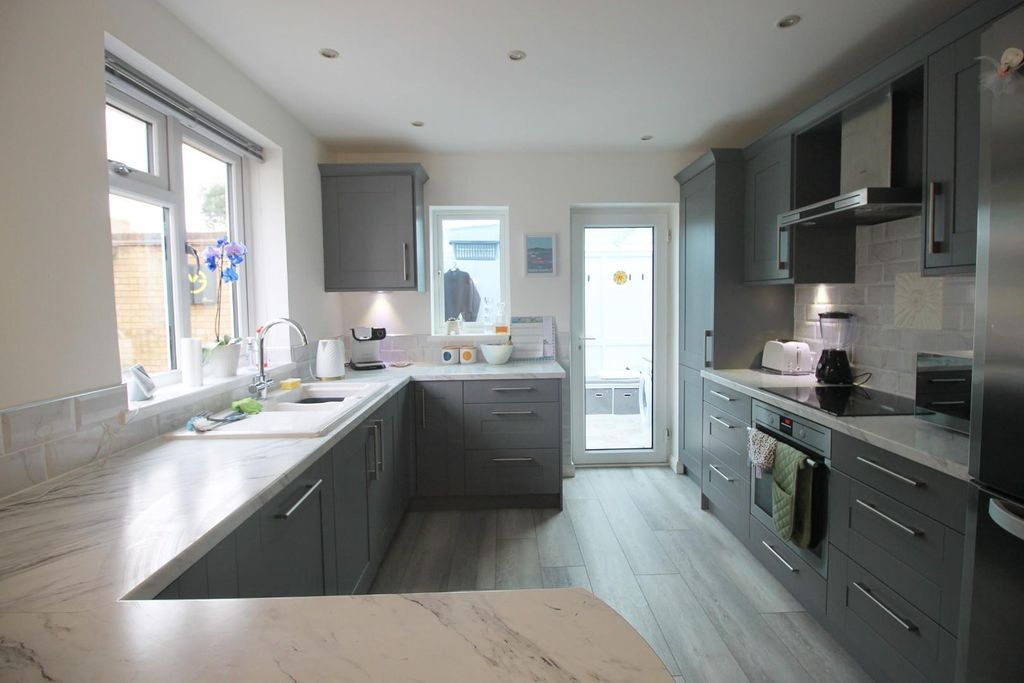 Property photo 3 of 18 Kitchen.Jpg