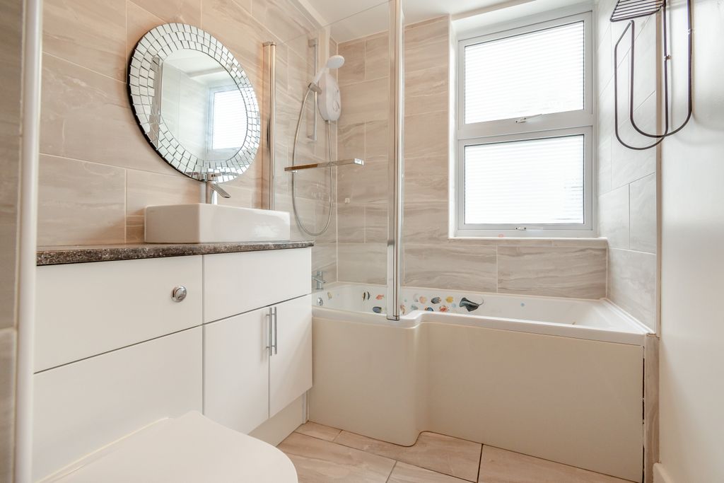 Property photo 3 of 4 8564282-Interior03