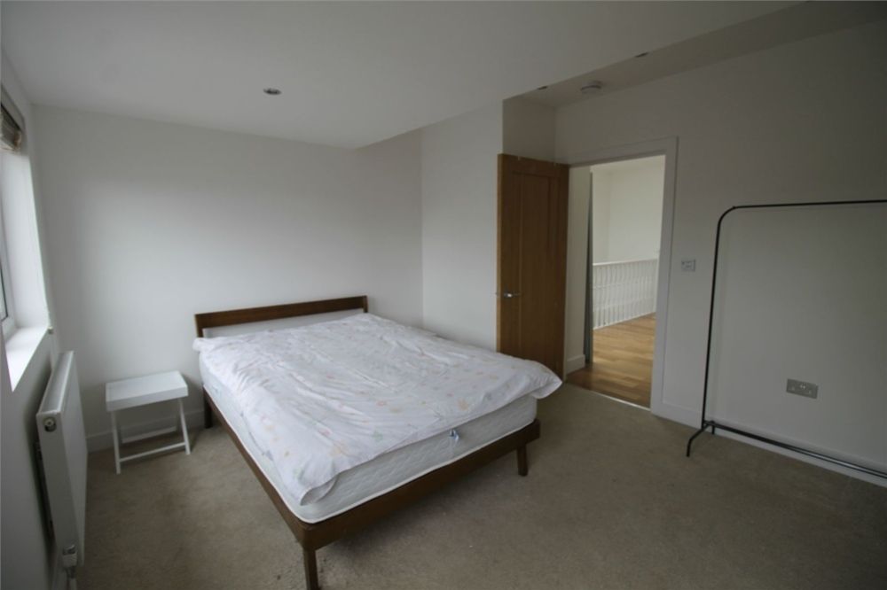 Property photo 2 of 6 Bedroom