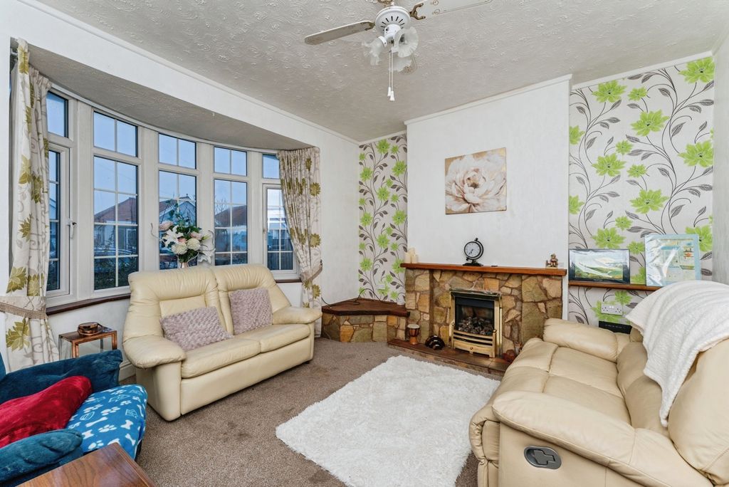 Property photo 2 of 18 Lounge