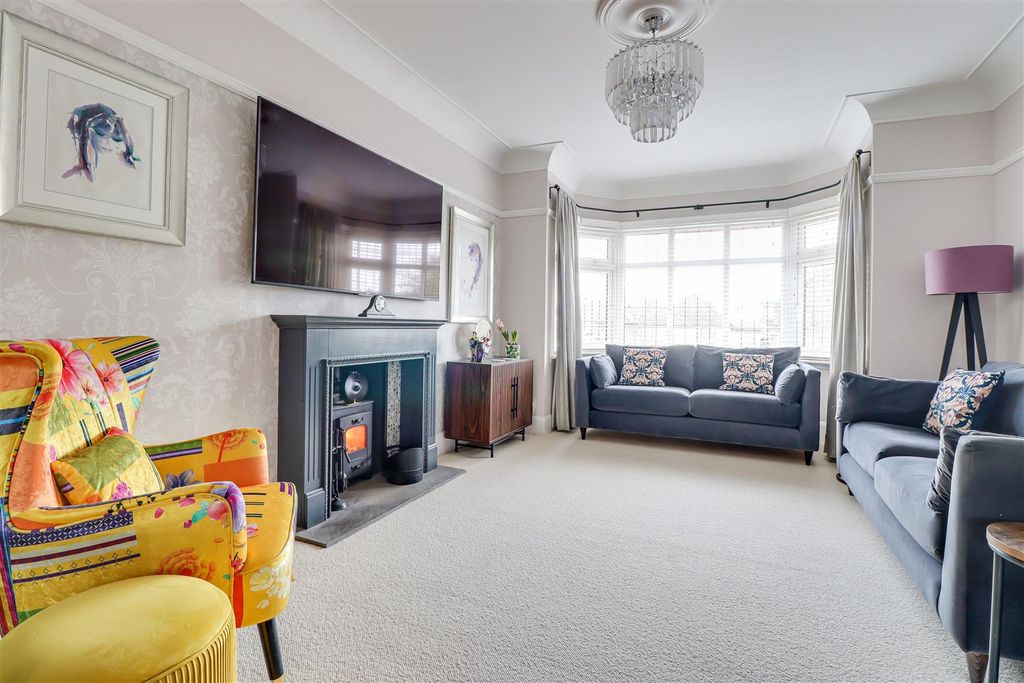 Property photo 3 of 28