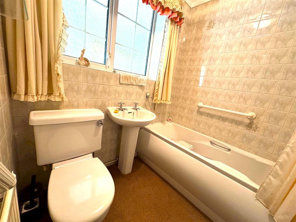 Property photo 1 of 14 Bathroom.Jpg