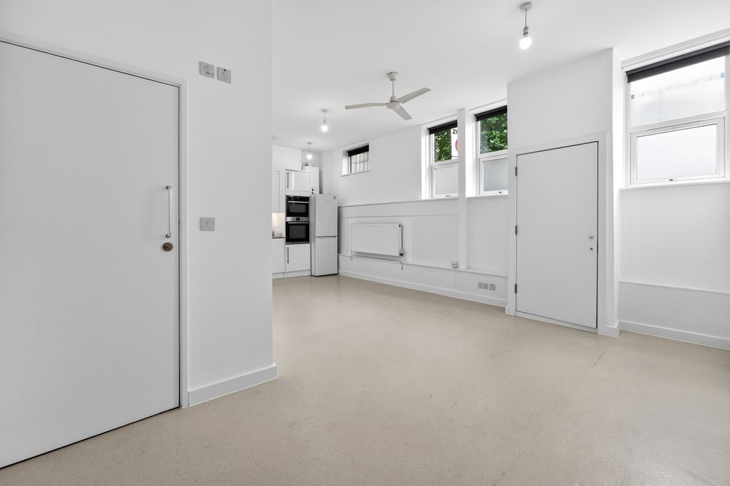 Property photo 3 of 15 Kitchen/Reception
