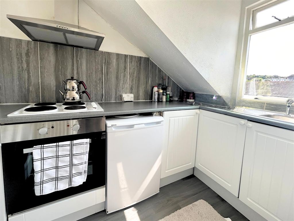 Property photo 2 of 11 Kitchen