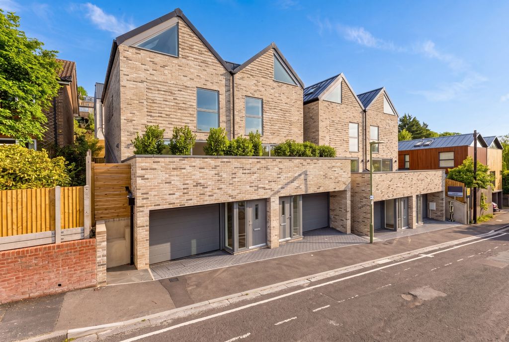 Property photo 1 of 12 Dell Road