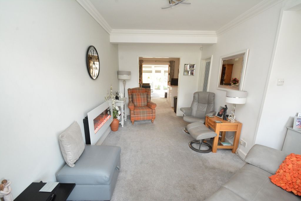 Property photo 3 of 17 Lounge