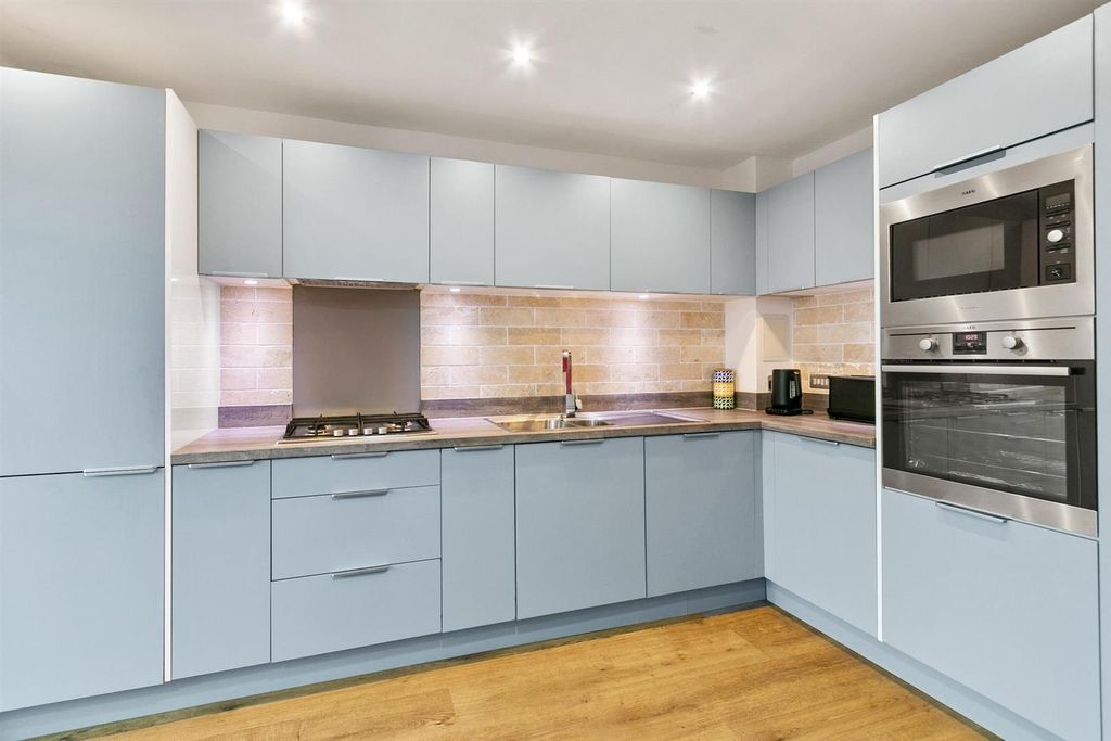 Property photo 2 of 23