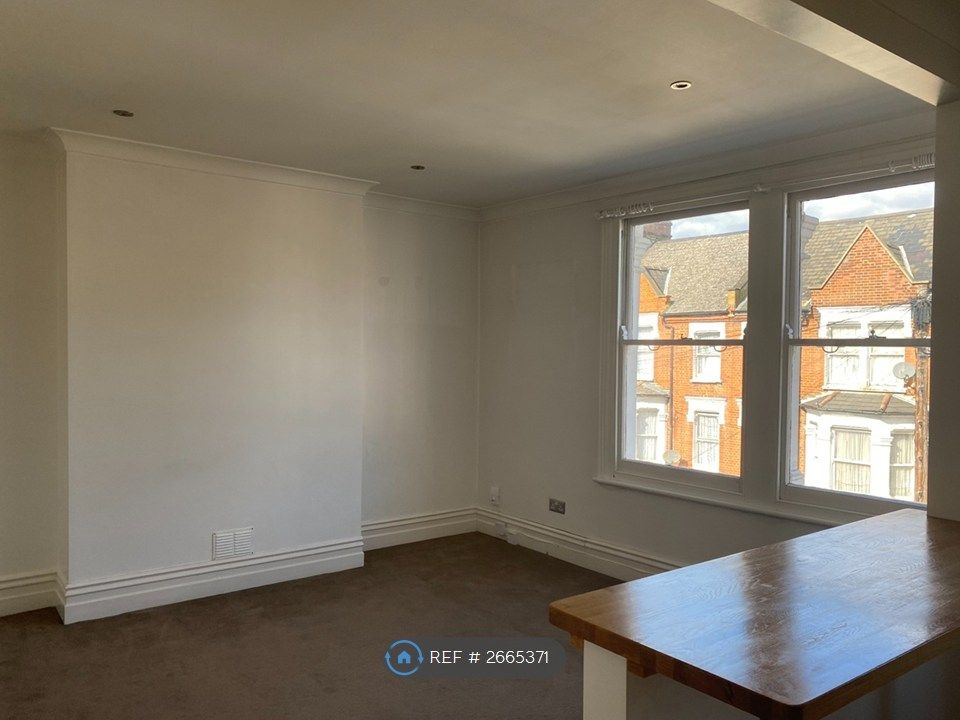 Property photo 3 of 7 Lounge Area