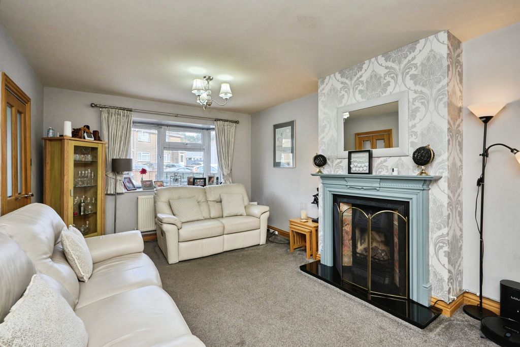 Property photo 2 of 28