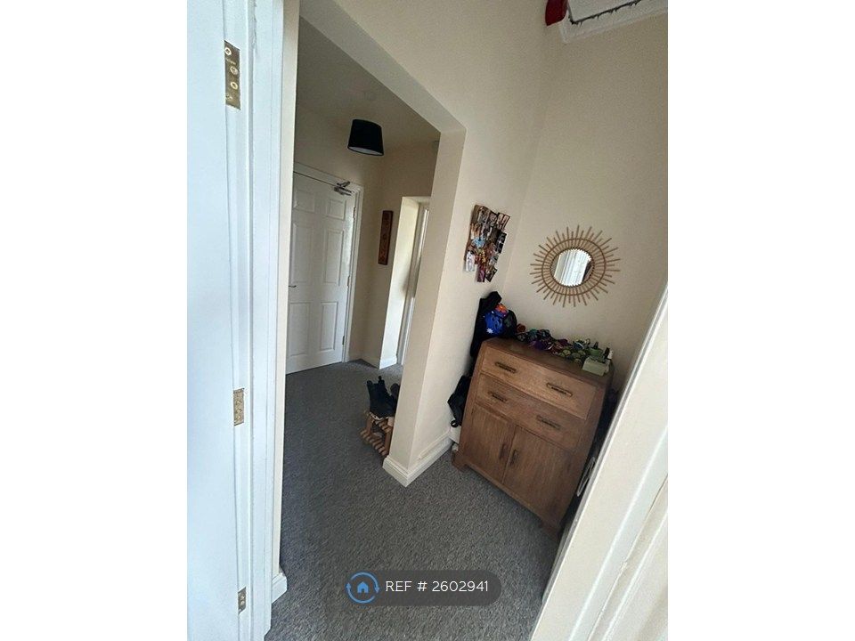 Property photo 3 of 9 Entrance Hall