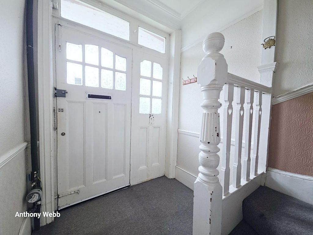Property photo 3 of 14 Hallway
