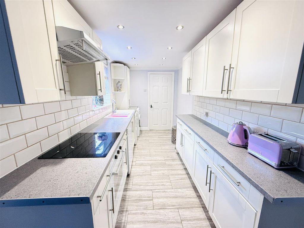 Property photo 3 of 18 Kitchen